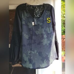 Elegant V neck Floralw/ Lace Blouse Black/green Size Small/Large